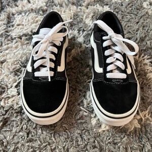 EUC Vans Kids Old Skool Shoe- Black . Youth size 13